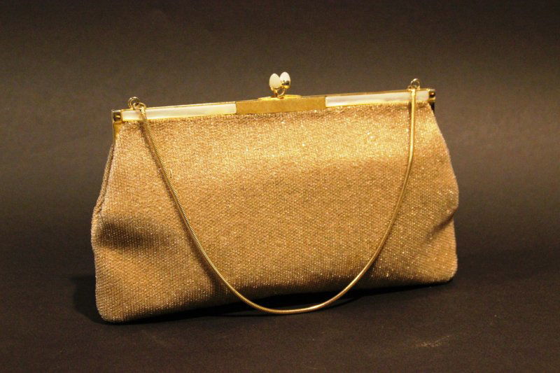 ANONYME Aumônière en perles irisées sur tissu rose: ANONYME Aumônière en perles irisées sur tissu rose poudré, fermoir en nacre, poches intérieures avec miroir et petit porte-monnaie et miroir, fine bandoulière en métal doré. Etat d'usage.