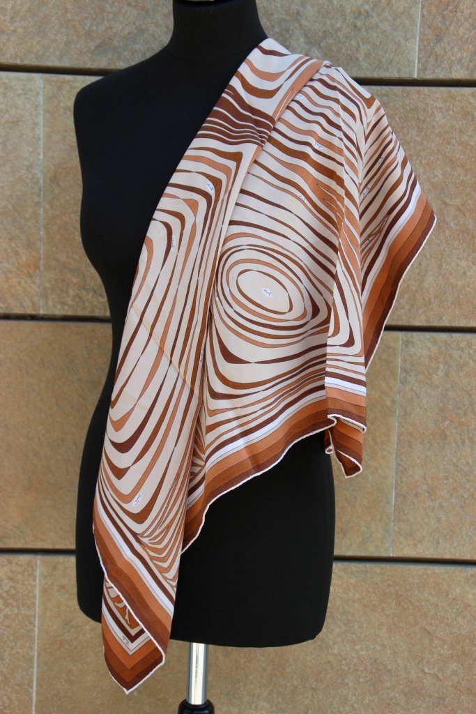 PUCCI Carré en mousseline de soie imprimée à motifs de: PUCCI Carré en mousseline de soie imprimée à motifs de cercles concentriques marrons et beiges Bon état