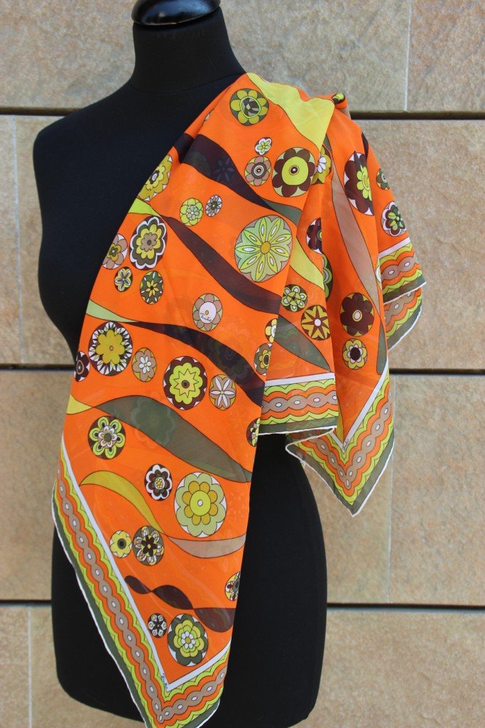 PUCCI Carré en mousseline de soie imprimée à motifs de: PUCCI Carré en mousseline de soie imprimée à motifs de fleurs vertes sur fond orange Bon état