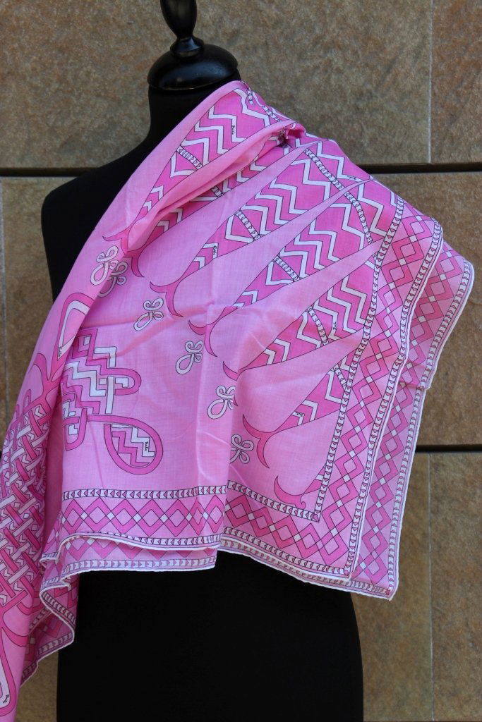 PUCCI Carré en coton imprimé à motifs géométriques: PUCCI Carré en coton imprimé à motifs géométriques roses Bon état