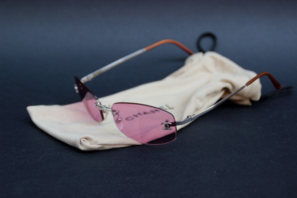 CHANEL Paire de lunettes de soleil à verres teintés: CHANEL Paire de lunettes de soleil à verres teintés violets et branches métalliques Etat d'usage