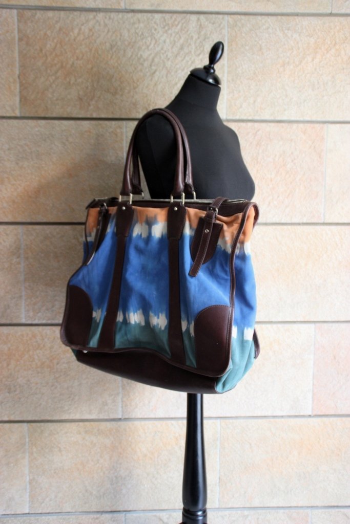 BALENCIAGA Paris Sac de week-end en daim "tye and dye": BALENCIAGA Paris Sac de week-end en daim "tye and dye" bleu, corail et vert, garniture en cuir marron. Dimensions : 40 x 50 cm