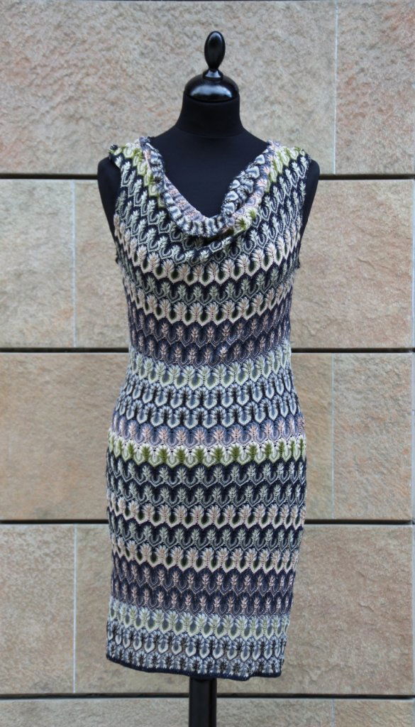 MISSONI Robe en maille couleur vert et noir, col: MISSONI Robe en maille couleur vert et noir, col bénitier Taille 38