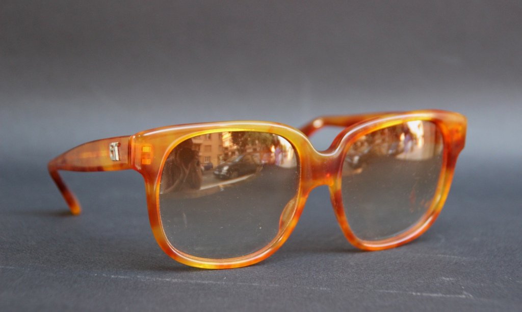 Emmanuelle KHANH Paire de lunettes de soleil en: Emmanuelle KHANH Paire de lunettes de soleil en bakélite gold Etat d'usage