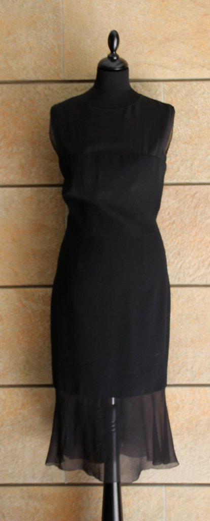 CHANEL Robe en laine et mousseline de soie noire ,: CHANEL Robe en laine et mousseline de soie noire , haut et bas de la robe transparents , légèrement tachée sur le volant Taille 38