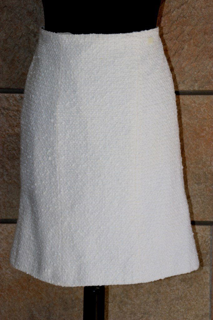 CHANEL Jupe en coton tweedé blanc. Taille 38. Bon état.: CHANEL Jupe en coton tweedé blanc. Taille 38. Bon état.