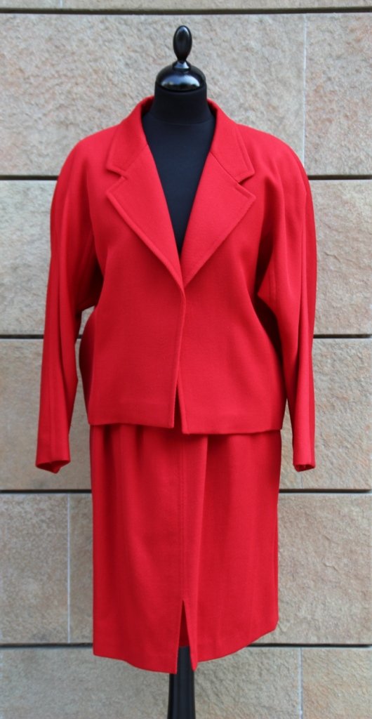 BALENCIAGA Tailleur en laine rouge composé d'une veste: BALENCIAGA Tailleur en laine rouge composé d'une veste et d'une jupe droite. Taille 38. Vers 1980. Bon état