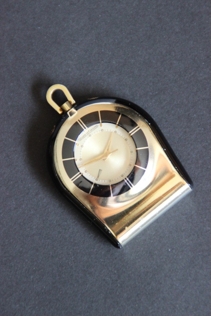 "JAEGER LECOULTRE Montre de table en métal doré, acier: "JAEGER LECOULTRE Montre de table en métal doré, acier et laque noir."