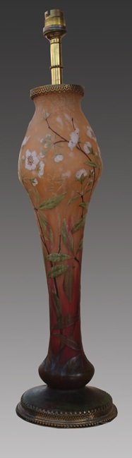 DAUM Rare pied de lampe en verre multicouche à décor: DAUM Rare pied de lampe en verre multicouche à décor émaillé de fleurs. Signé sur le côté. H : 41 cm (sans la monture)