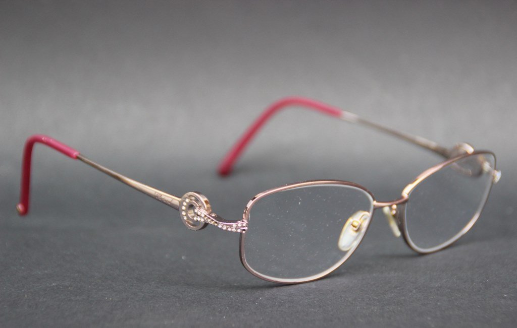 CHOPARD ? Paire de lunettes de vue avec correction en: CHOPARD ? Paire de lunettes de vue avec correction en métal et strass? Bon état (dans leur étui)
