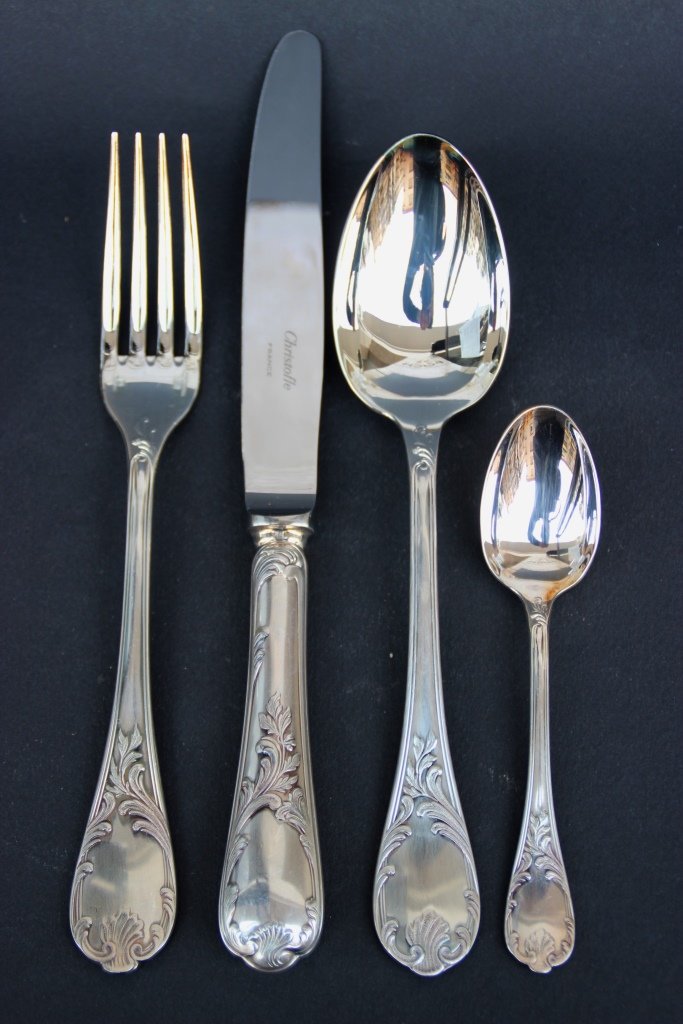 CHRISTOFLE Partie de ménagère en métal argenté modèle: CHRISTOFLE Partie de ménagère en métal argenté modèle Marly comprenant 110 pièces dont 12 grands couteaux, 12 grandes fourchettes, 12 grandes cuillères, 12 couteaux à entremet , 12 fourchettes