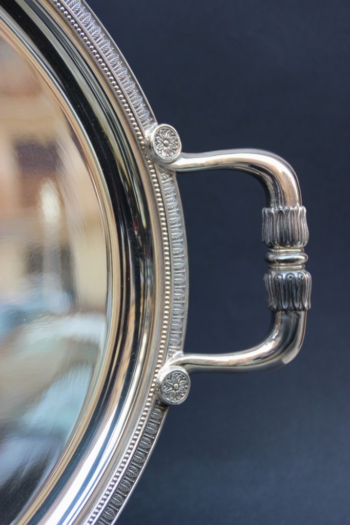 CHRISTOFLE Important plateau à poignées en métal: CHRISTOFLE Important plateau à poignées en métal argenté, décor d'une frise de feuilles d'acanthes 53 x 42 cm