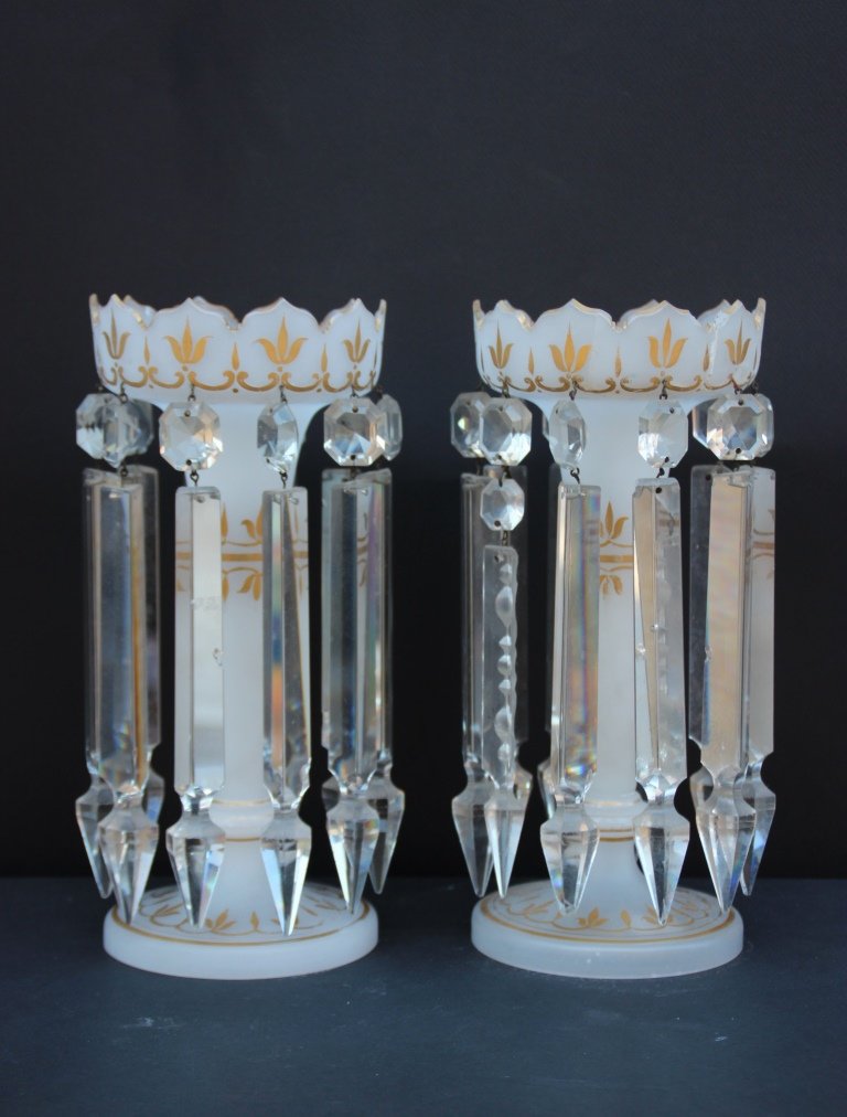 Deux portes ananas en opaline et décor doré orné de: Deux portes ananas en opaline et décor doré orné de pampilles en cristal H : 28 cm