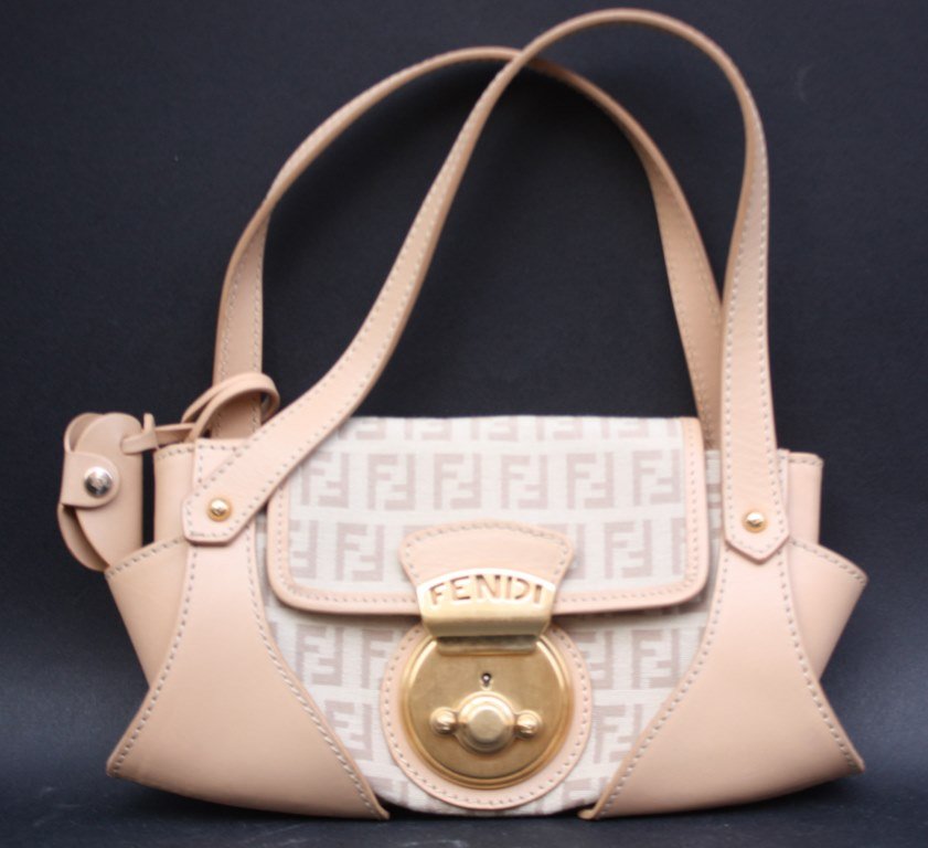 FENDI Sac en toile monogramme et cuir chocolat 27 x 30: FENDI Sac en toile monogramme et cuir chocolat 27 x 30 cm Etat d'usage
