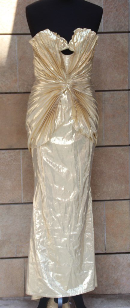 THIERRY MUGLER Robe longue en lamé or, poitrine: THIERRY MUGLER Robe longue en lamé or, poitrine préformée, plissé soleil, traine à la jupe Bon état