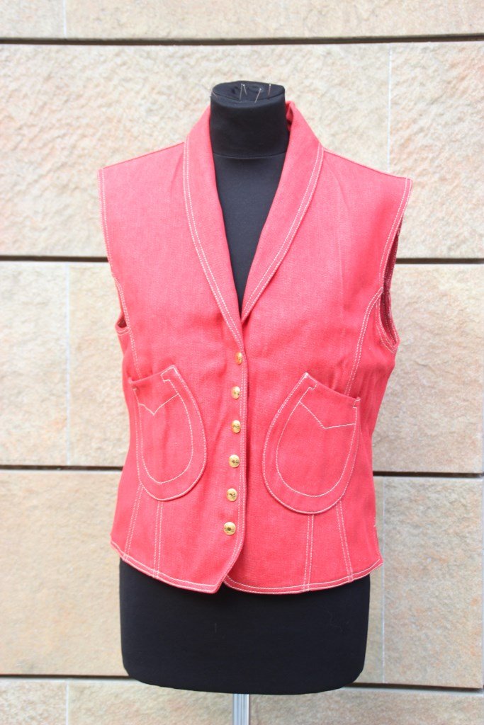 HERMES Gilet sans manche en coton Rouille, deux poches: HERMES Gilet sans manche en coton Rouille, deux poches rondes. Taille indiquée 44 (taille petit) Bon état
