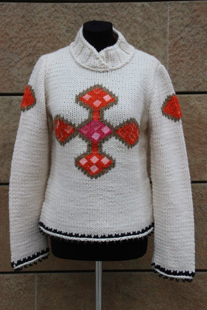 PACO RABANNE Pull en laine mélangée blanc cassé, orné: PACO RABANNE Pull en laine mélangée blanc cassé, orné d'une croix, décor de pastilles et de perles Taille 38 environ Bon état