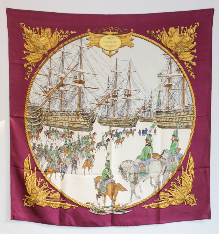 HERMES Carré en soie imprimée à motif de caravelles: HERMES Carré en soie imprimée à motif de caravelles titré "Marine et cavalerie", bordure bordeaux Bon état