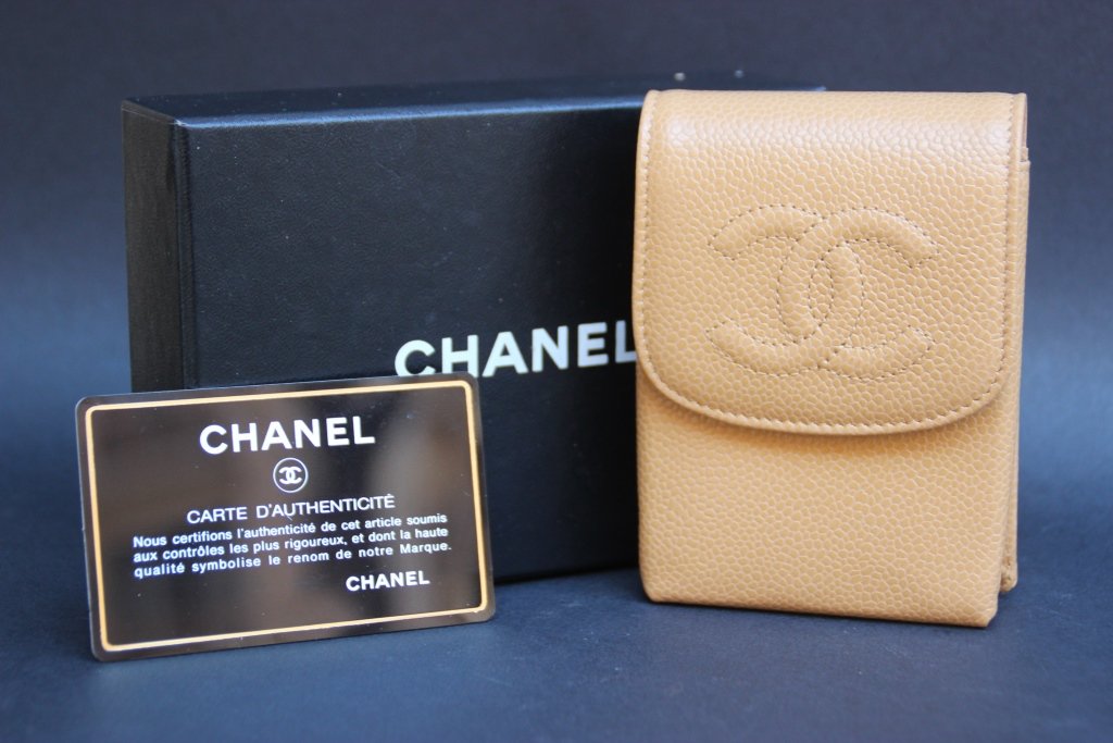CHANEL Porte cigarette en veau grainé beige dans sa: CHANEL Porte cigarette en veau grainé beige dans sa boite Bon état