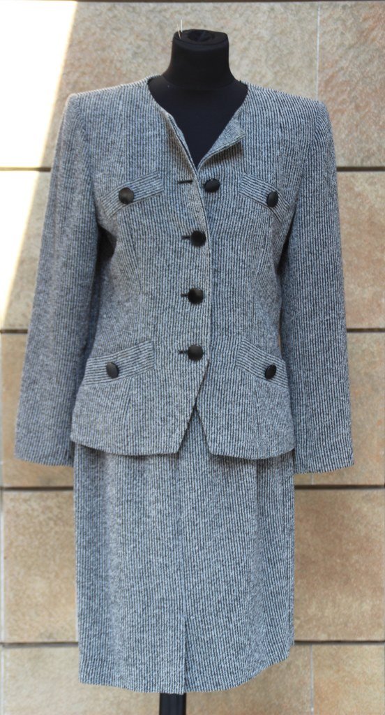YVES SAINT LAURENT Variation Tailleur en laine: YVES SAINT LAURENT Variation Tailleur en laine mélangée, Une veste cintrée taille 38 et Une jupe droite taille 36 Etat d'usage