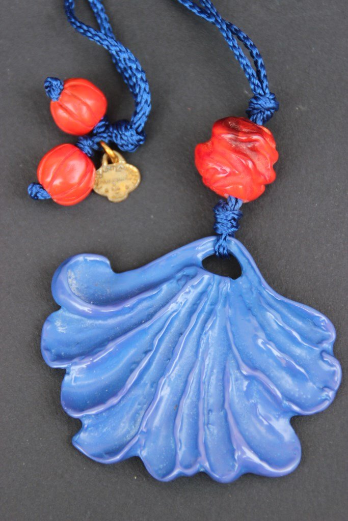 YVES SAINT LAURENT Rive gauche Sautoir en corde bleu à: YVES SAINT LAURENT Rive gauche Sautoir en corde bleu à pendentif figurant une fleur bleue Bon état