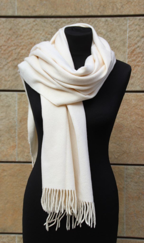 HERMES Etole en cachemire ivoire 160 x 67 cm Bon état: HERMES Etole en cachemire ivoire 160 x 67 cm Bon état