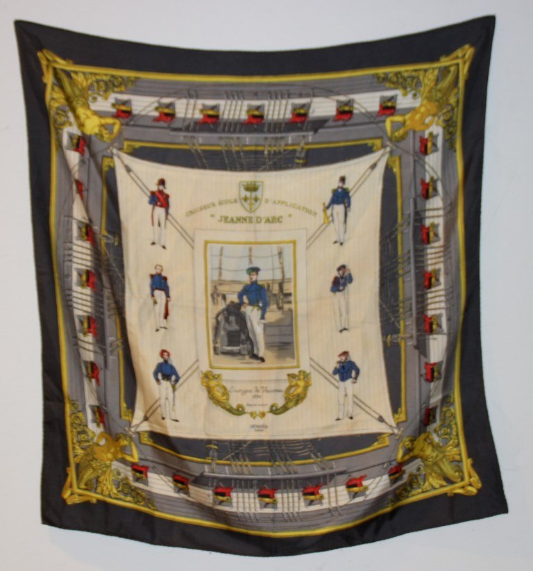 HERMES Carré en soie imprimée titré " Croiseur école: HERMES Carré en soie imprimée titré " Croiseur école d'application "Jeanne d'arc" -Enseigne de Vaisseau 1830 " , D'après Raffet Bordures grises Trous d'usure