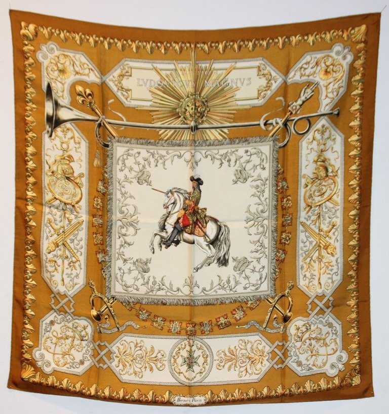 HERMES Carré en soie imprimée Or et caramel titré: HERMES Carré en soie imprimée Or et caramel titré « Ludovicus Magnus» 90 x 90 cm Bon état
