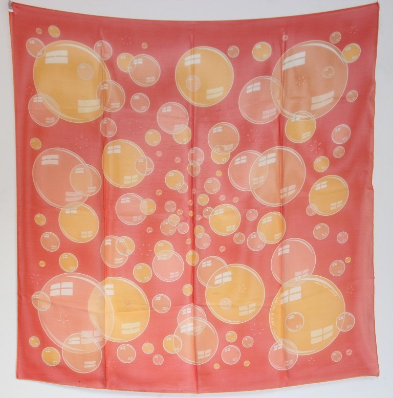 HERMES Carré en mousseline de soie Orange à décor de: HERMES Carré en mousseline de soie Orange à décor de bulles. Dimensions : 90 x 90 cm Bon état (une tache minuscule)