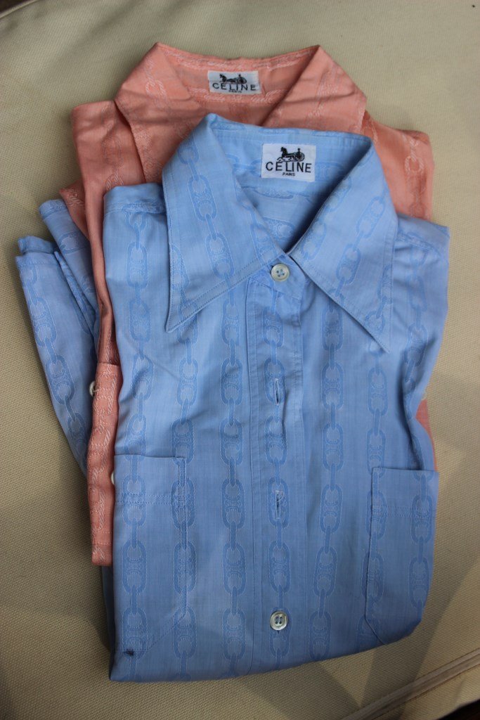 CELINE Lot composé de deux Chemisiers en coton, un rose: CELINE Lot composé de deux Chemisiers en coton, un rose Et un bleu. Taille 36/38 Etat d'usage