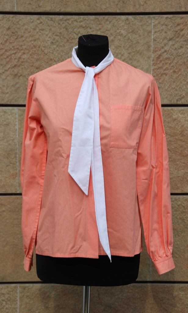 LANVIN Chemisier à manches longues En coton corail,: LANVIN Chemisier à manches longues En coton corail, lavallière Blanche. Taille 38 environ Bon état