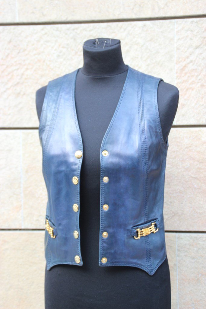 CELINE Petit gilet sans manche en Cuir noir, garniture: CELINE Petit gilet sans manche en Cuir noir, garniture en métal Doré. Taille 36/38 Vers 1970 Bon état