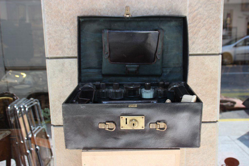 E.GOYARD Ainé , 235 rue St Honoré Paris Valise en cuir: E.GOYARD Ainé , 235 rue St Honoré Paris Valise en cuir noir contenant un nécessaire de toilette dont flacons et boites en cristal et couvercle en argent (poinçon Minerve ) , brosses , trousse de c