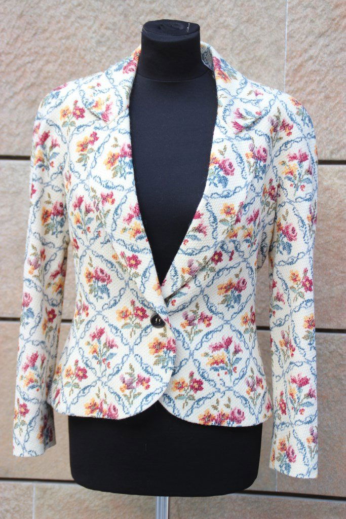 CHRISTIAN DIOR Boutique Veste en laine mélangée à décor: CHRISTIAN DIOR Boutique Veste en laine mélangée à décor de tapisserie fleurie, doublure en soie champagne Taille indiquée 42 ( taille petit ) Bon état