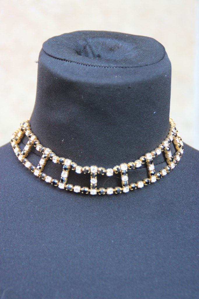 CELINE Collier ras du cou en métal doré Figurant des: CELINE Collier ras du cou en métal doré Figurant des rectangles en Strass noir et blanc. Bon état