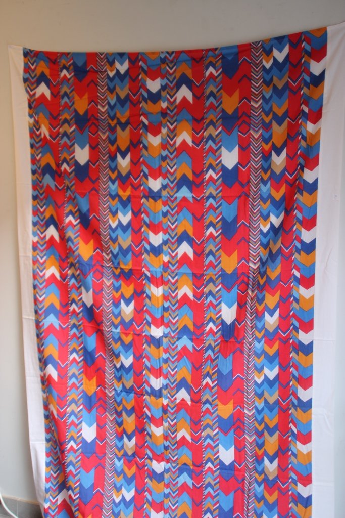 HERMES Paréo en coton fond blanc à Décor de chevrons: HERMES Paréo en coton fond blanc à Décor de chevrons polychromes. Bon état