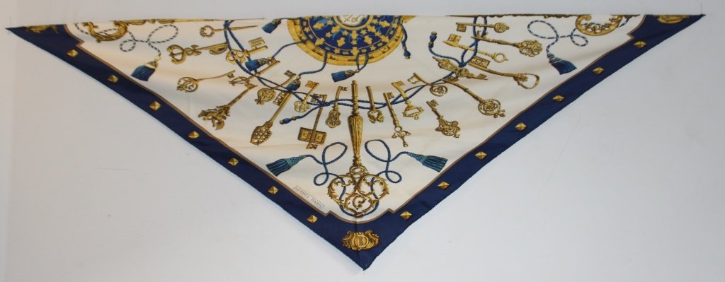 HERMES Lot composé de deux demi- Carrés « Les clefs »: HERMES Lot composé de deux demi- Carrés « Les clefs » bordure Bleu marine. Bon état