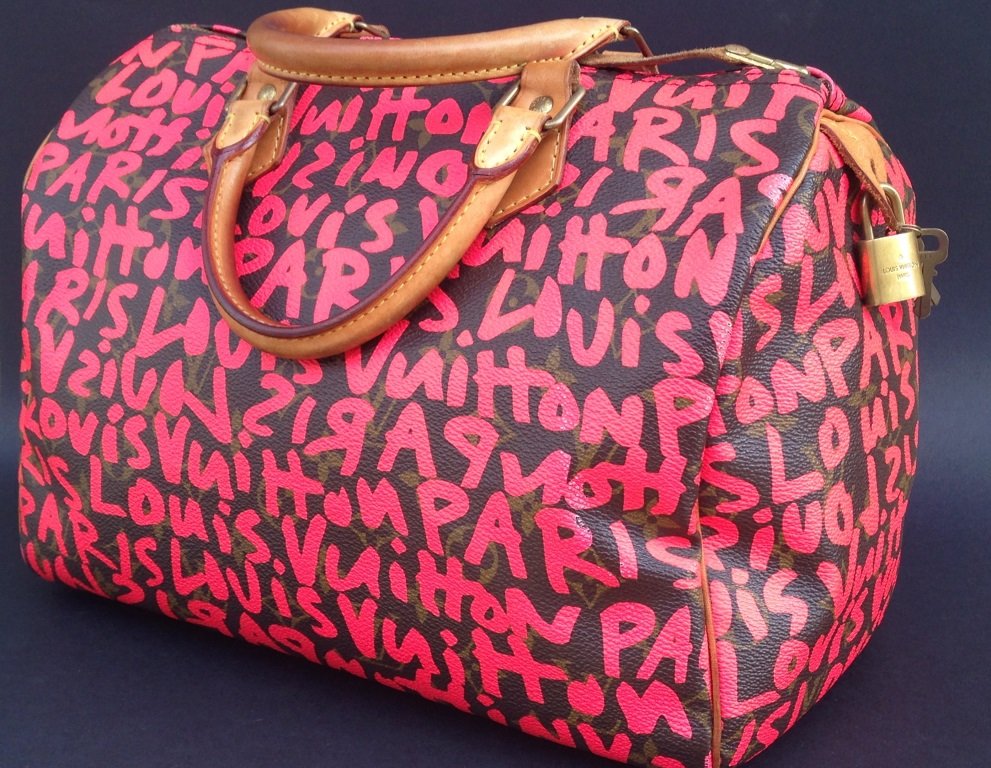 LOUIS VUITTON Sac « Speedy Graffiti « Orange par: LOUIS VUITTON Sac « Speedy Graffiti « Orange par Stephen Sprouse, clefs, cadenas Dimensions : 25 x 30 x 17 cm Etat d'usage (légères salis- sures sur poignées)