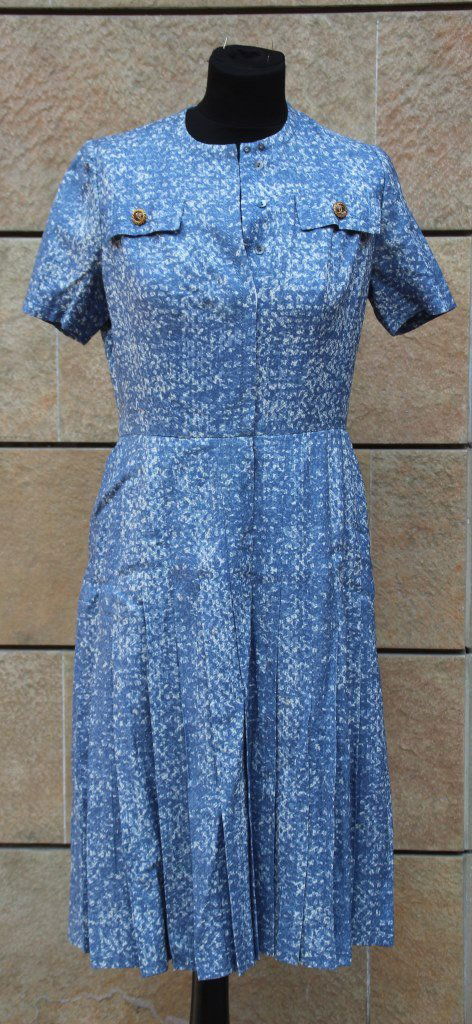 CHANEL Robe en laine bleu et blanc, Manches courtes.: CHANEL Robe en laine bleu et blanc, Manches courtes. Taille 36 Etat d'usage