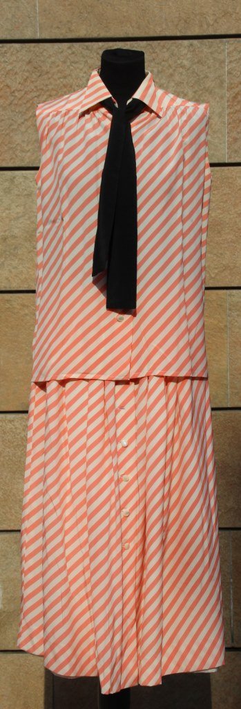 LANVIN Ensemble en soie rayée ivoire et corail composé: LANVIN Ensemble en soie rayée ivoire et corail composé d'une jupe Et d'une blouse sans manche, Lavallière. Taille 38 Bon état