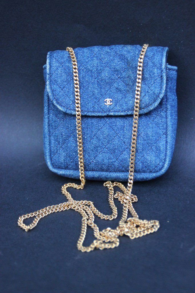 CHANEL Micro-sac /pochette en jean, bandoulière: CHANEL Micro-sac /pochette en jean, bandoulière formée d'une chainette de métal doré Dimensions : 9 x 9 cm Etat d'usage