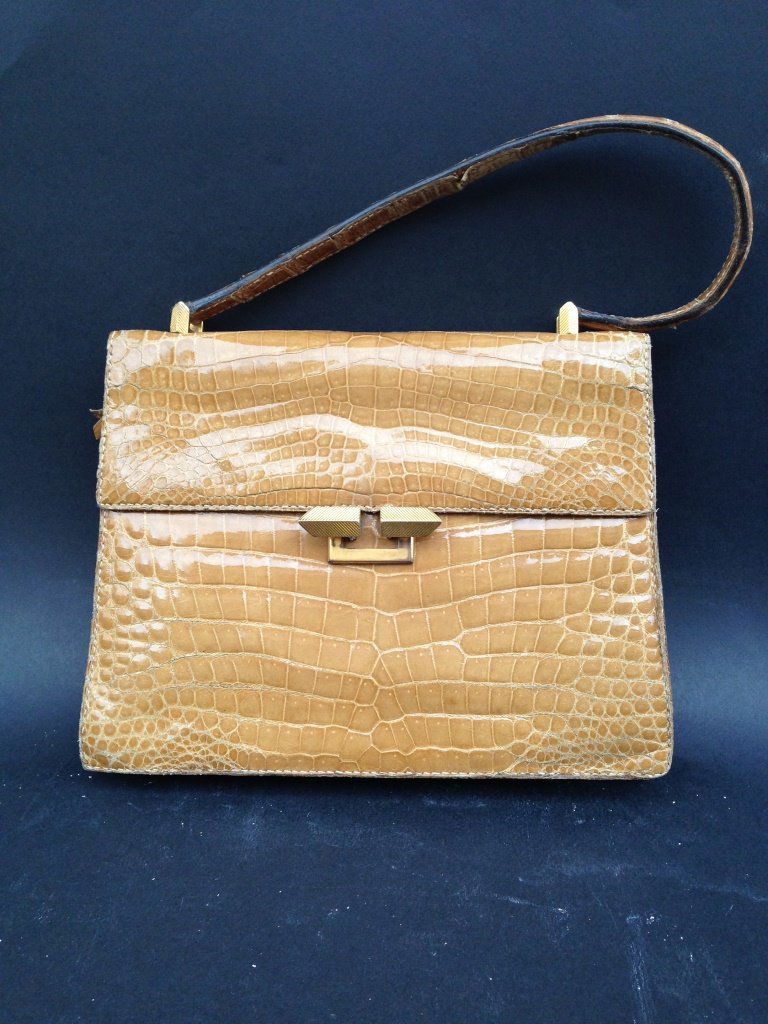 MORABITO Sac à rabat en cuir verni façon crocodile: MORABITO Sac à rabat en cuir verni façon crocodile couleur camel , une anse sur le dessus