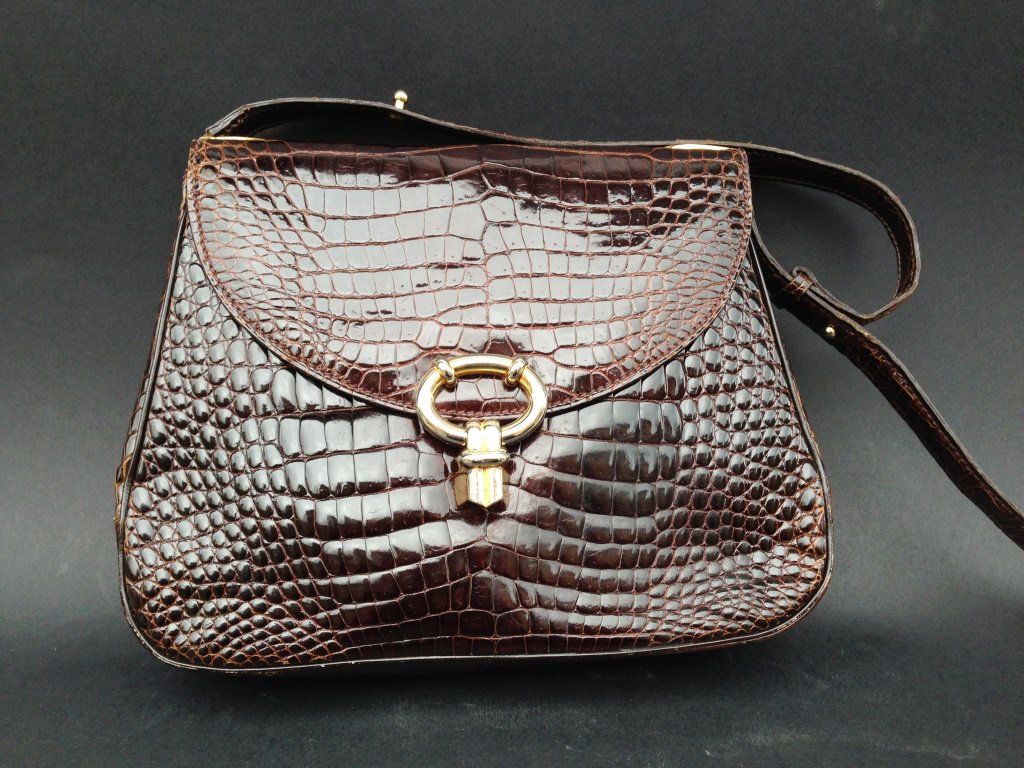 MORABITO Sac à rabat en cuir verni brun façon: MORABITO Sac à rabat en cuir verni brun façon crocodile, une anse sur le dessus