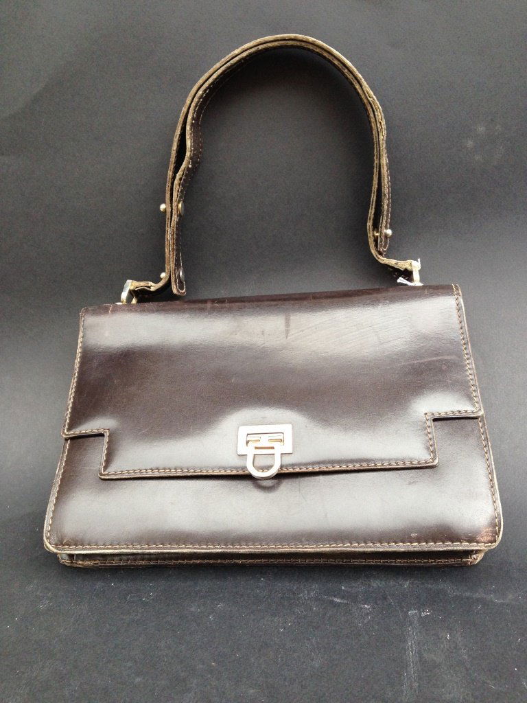 MORABITO Sac à rabat en cuir marron , une anse sur le: MORABITO Sac à rabat en cuir marron , une anse sur le dessus