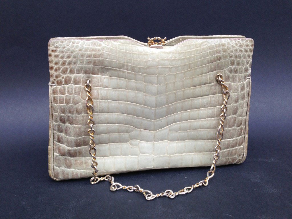 MORABITO Sac en cuir verni façon crocodile vert pâle ,: MORABITO Sac en cuir verni façon crocodile vert pâle , deux anses en métal doré