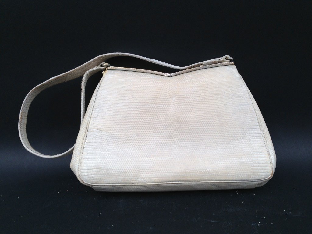 MORABITO Sac en cuir verni blanc façon lézard ,: MORABITO Sac en cuir verni blanc façon lézard , ouverture par tirette débloquant les anses