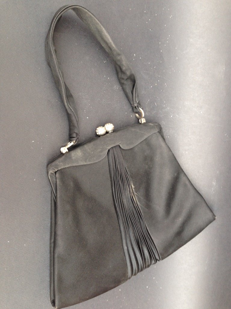 MORABITO Sac de soirée en tissu noir , fermeture par: MORABITO Sac de soirée en tissu noir , fermeture par deux boules ornées de strass