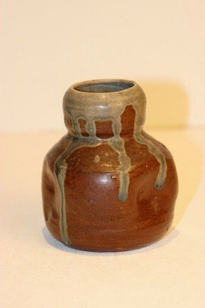 Eugène LION (1867-1945) Petit vase de forme coloquinte: Eugène LION (1867-1945) Petit vase de forme coloquinte en grès émaillé en coulures. H : 10 cm