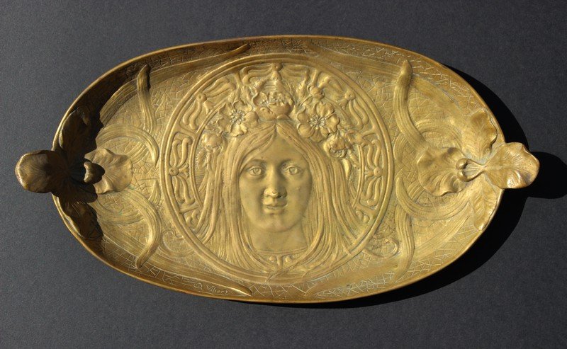 Alexandre VIBERT (c.1847-1909) Plateau en bronze ciselé: Alexandre VIBERT (c.1847-1909) Plateau en bronze ciselé et doré orné d'un visage d'élégante et de fleurs stylisées Vers 1900 34,5 x 18 cm