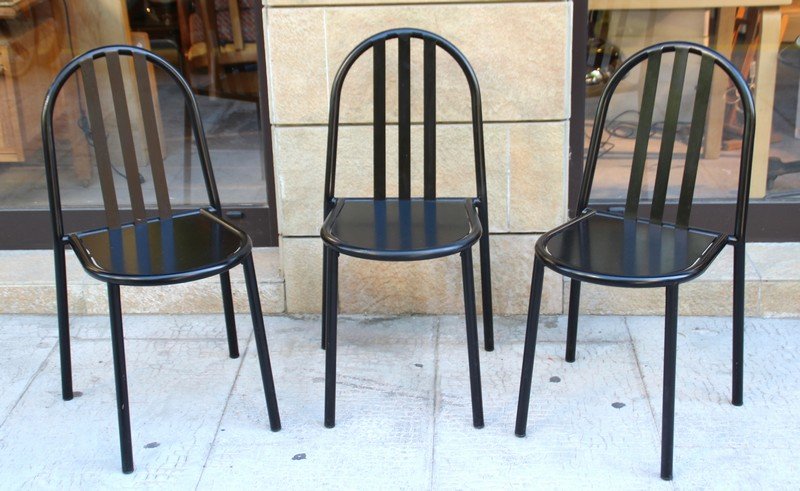 ROBERT MALLET-STEVENS - EDITION ECART INTERNATIONAL: ROBERT MALLET-STEVENS - EDITION ECART INTERNATIONAL (1980) Ensemble de trois chaises modèle 1930 - vers 1980 Tubes d'acier laqué noir et assise en bois laqué noir. 82,5 x 45 x 38 cm